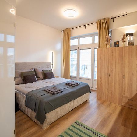 Modern Apartment In Historic City Center Old Town Братислава Екстериор снимка
