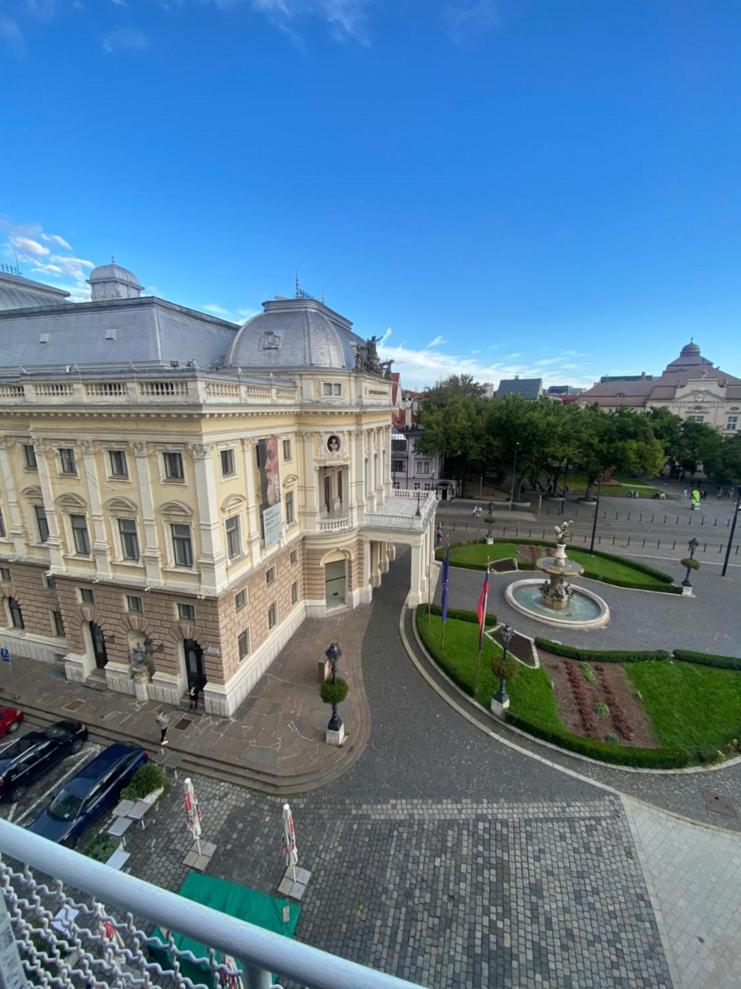 Modern Apartment In Historic City Center Old Town Братислава Екстериор снимка