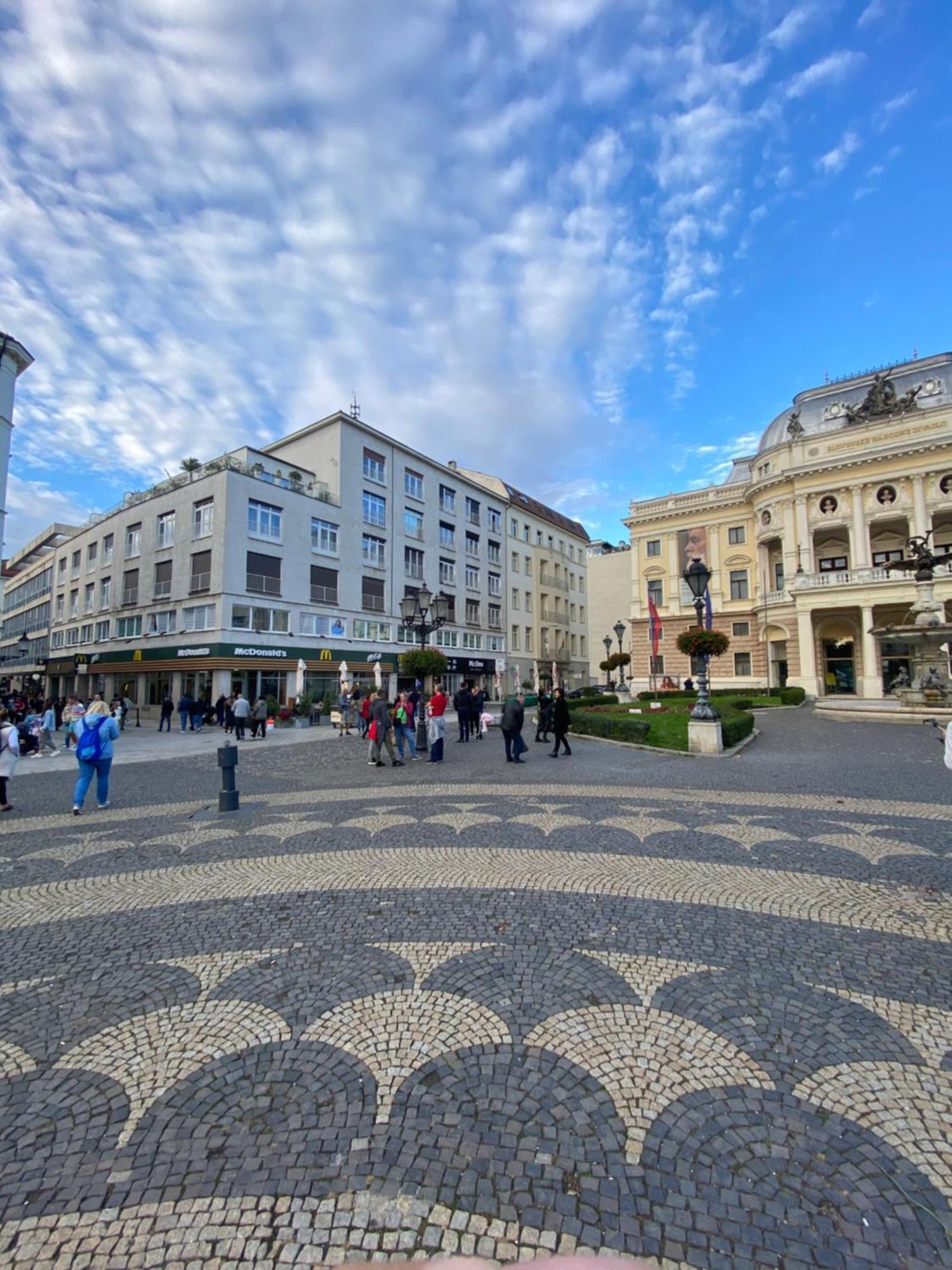 Modern Apartment In Historic City Center Old Town Братислава Екстериор снимка