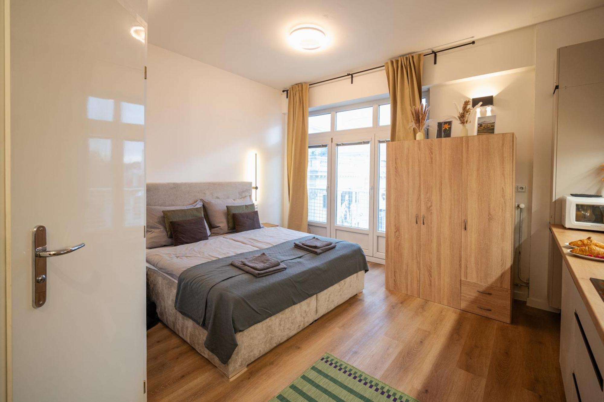 Modern Apartment In Historic City Center Old Town Братислава Екстериор снимка