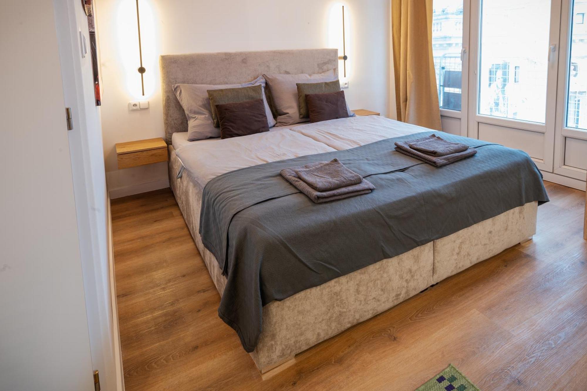 Modern Apartment In Historic City Center Old Town Братислава Екстериор снимка